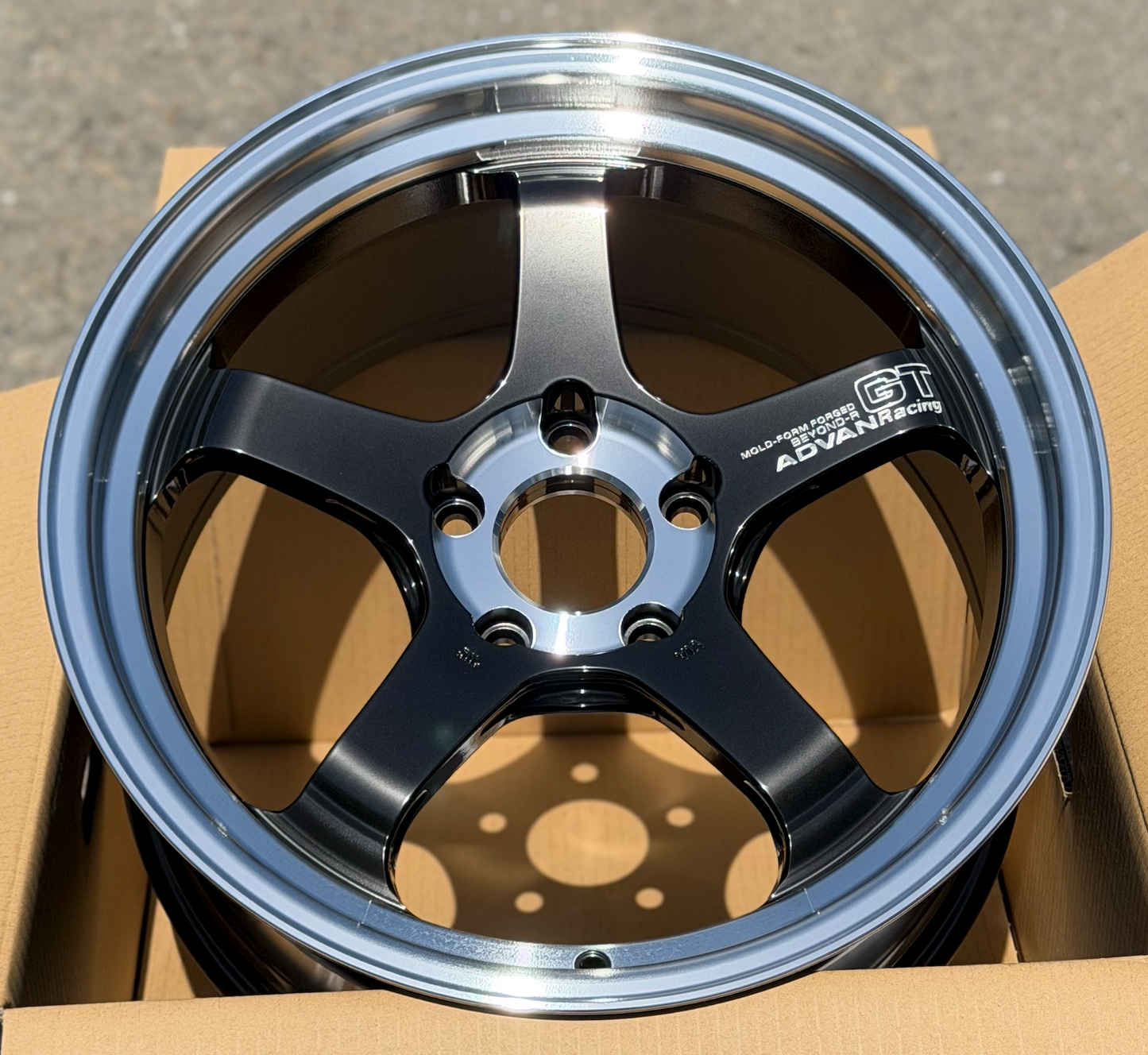 Advan GT Beyond-R Wheel - 18x10.0 +40 5x120 - Diamond Cut & Dark Platinum Black